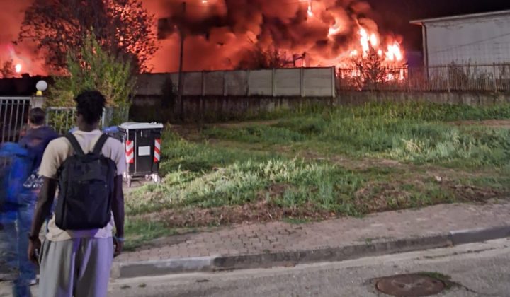 Incendio all’ex Centrale del latte Cappello, Azione: «Alba deve trovare la forza per affrontare insieme il tema dell’accoglienza dei lavoratori migranti»